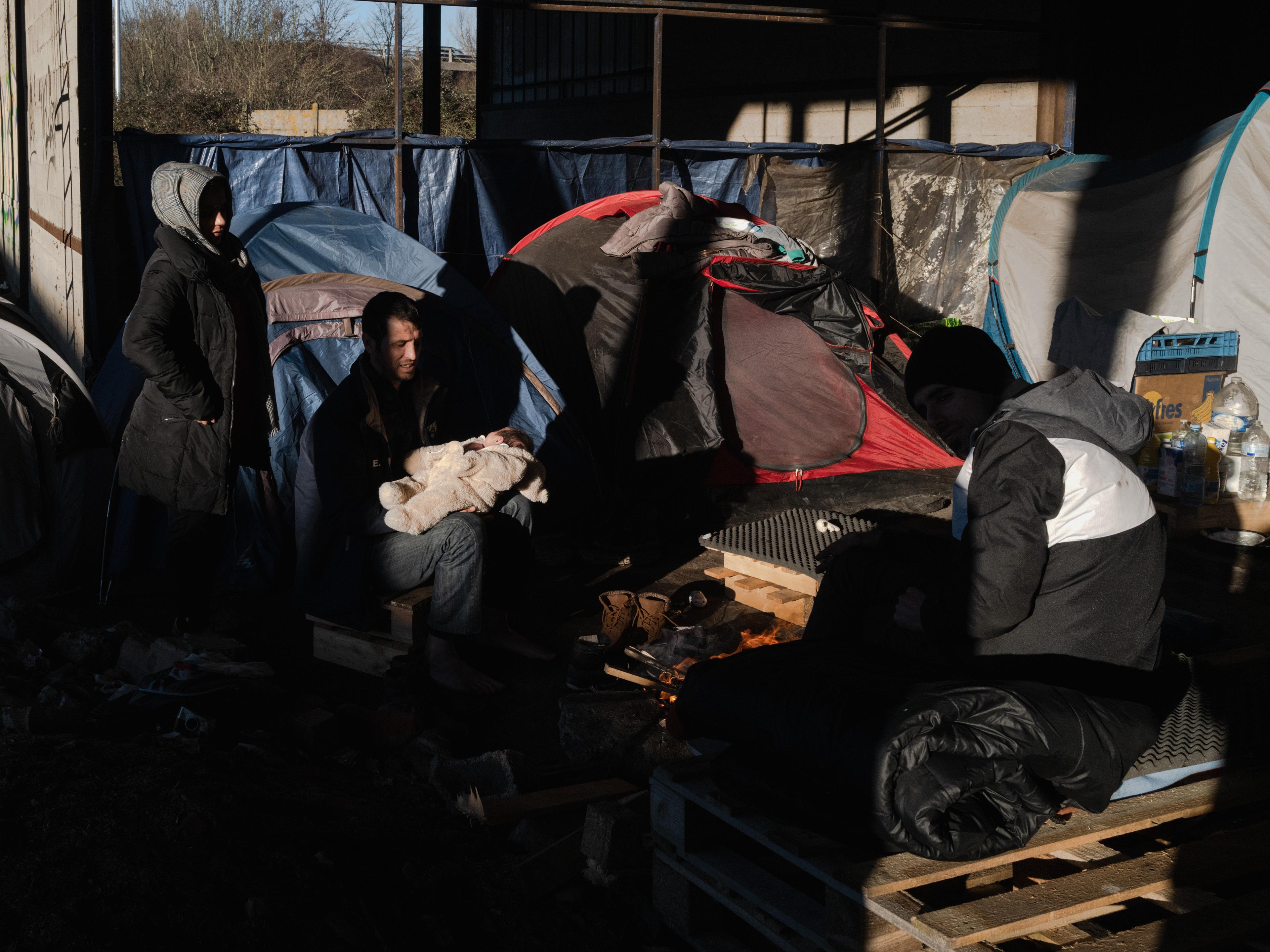 Une famille kurde Irakienne dans un hangar où des centaines de migrants s’abritent, à Grande Synthe, le 30 décembre 2019.