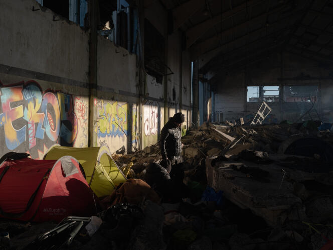Des centaines de migrants ont trouvé refuge dans cet ancien hangar de la Linière, à Grande Synthe, le 30 décembre 2019.