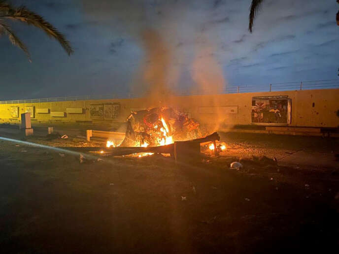 Các mảnh vỡ vẫn bốc cháy sau khi Mỹ tấn công một đoàn xe tại sân bay Baghdad vào ngày 3 tháng 1.