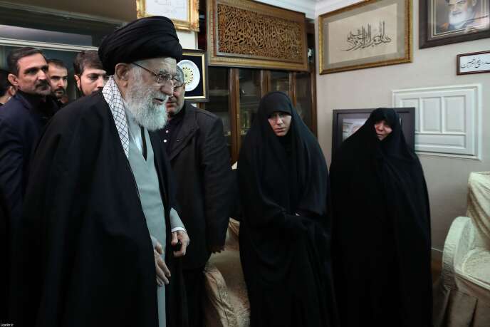 Photographie fournie par le bureau du guide suprême iranien, le montrant auprès de la famille de Ghassem Soleimani, à Téhéran, le 3 janvier.