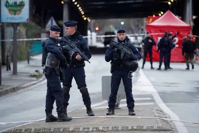 Des policiers sécurisent la zone où a eu lieu l’attaque au couteau, qui a fait un mort et deux blessés, à Villejuif, le 3 janvier.