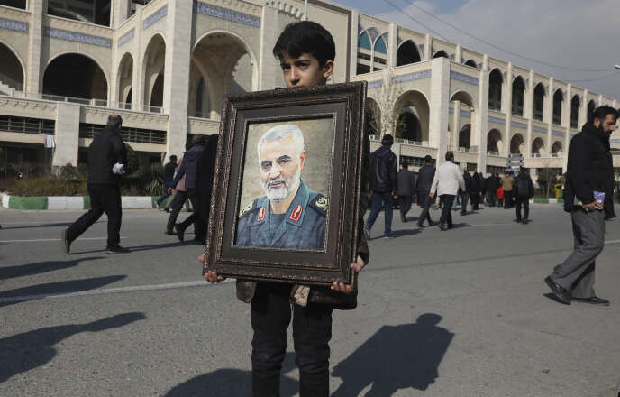 Un garçon porte un portrait du général Ghassem Soleimani, avant les prières du vendredi, à Téhéran, le 3 janvier.