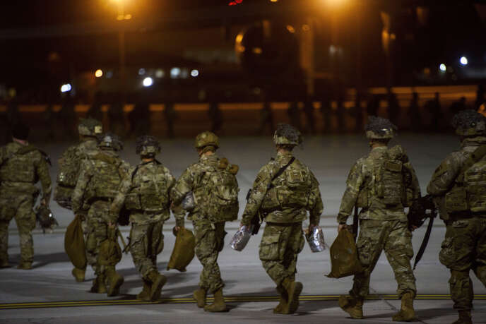 Des soldats américaines embarquent à bord d’un avion, en Caroline du Nord, pour être déployés au Moyen-Orient, le 1er janvier.