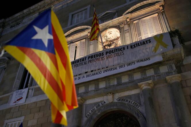 La banderole demandant « la liberté pour les prisonniers politiques et les exilés », accrochée au balcon de la Generalitat, à Barcelone, le 3 janvier.