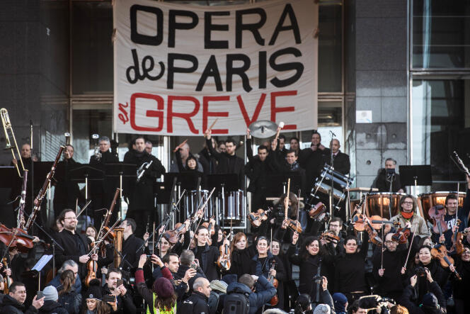 Des musiciens de l’Opéra de Paris, lors d’une manifestations contre la réforme des retraites, à l’Opéra de Paris Bastille, le 31 décembre 2019.