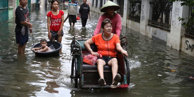 Inondations en Indonésie : 53 morts et des dizaines de milliers de personnes dans des abris