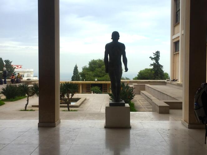Des sculptures de Paul Belmondo, qui étudia à l’ESBA d’Alger, ornent les extérieurs de beaux-arts.