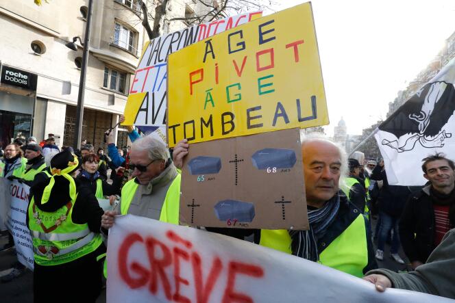Un « gilet jaune » manifeste contre le projet de réforme des retraites, à Paris, le 4 janvier.