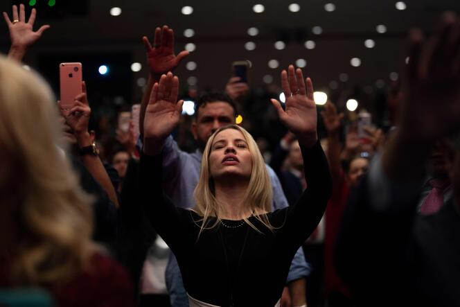 Des partisans de Donald trump prient lors d’un meeting de campagne du président  « Evangéliques pour Trump », à Miami, le 3 janvier.