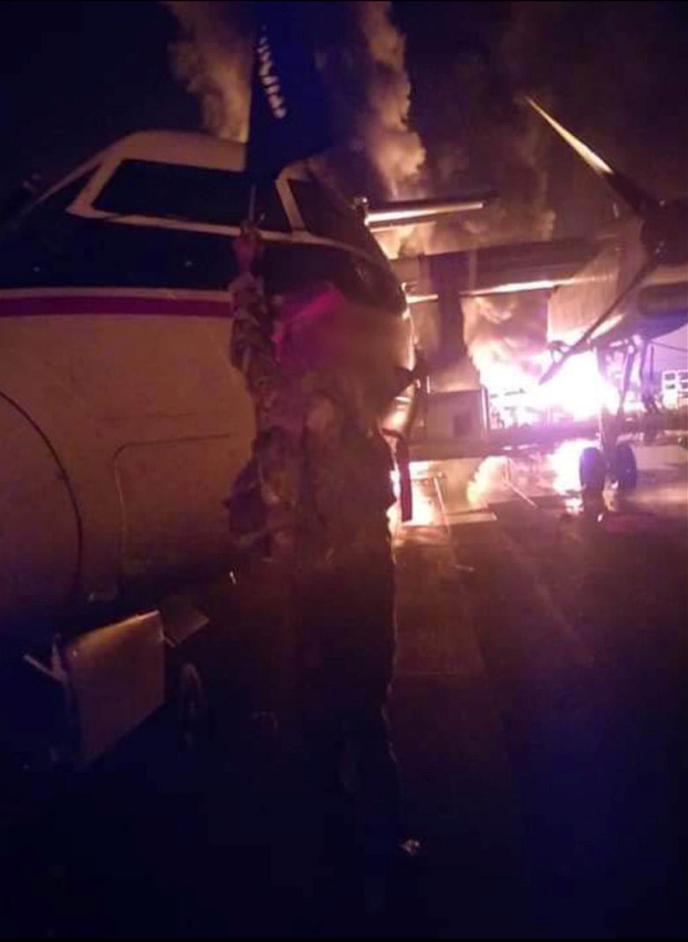 Cette image prise par le groupe islamiste somalien des Chabab montre un de leur militant tenant leur drapeau, à Lamu (Kenya), le 5 janvier.