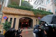 Des journalistes filment un véhicule entrant dans le parking d’une maison qui appartiendrait à Carlos Ghosn, à Beyrouth, le 3 janvier.