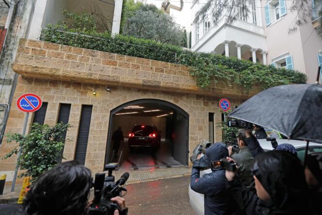 Des journalistes filment un véhicule entrant dans le parking d’une maison qui appartiendrait à Carlos Ghosn, à Beyrouth, le 3 janvier.