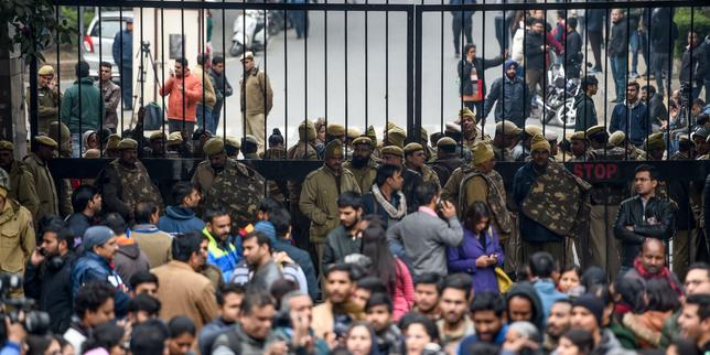 Inde : une université progressiste de Delhi prise d'assaut