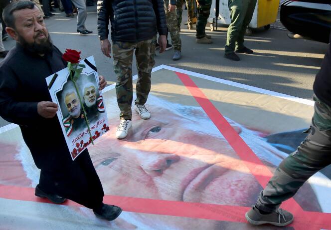 Des Irakiens marchent sur le portrait de Trump lors d’une cérémonie d’hommage au général iranien Soleimani, à Bagdad, le 6 janvier.