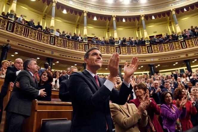 Pedro Sanchez, le premier ministre socialiste, remporte de justesse un vote de confiance à la Chambre des députés, à Madrid, le 7 janvier 2020.