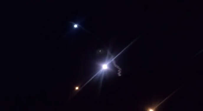 Photo tirée d’une vidéo fournie par l’Iran, montrant des missiles tirées sur une base américaine en Irak, le mercredi 8 janvier.