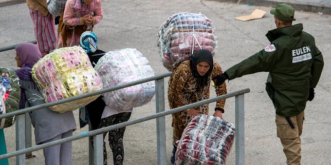 Mauvais traitements, vol et harcèlement : le fardeau des « femmes-mulets » au Maroc