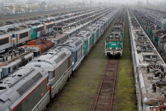 Des locomotives de transport de voyageurs et de marchandises décommissionnées à la gare de triage à Sotteville-Lès-Rouen (Seine-Maritime), le 12 avril 2018.