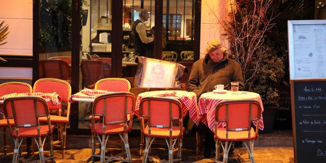 Terrasses chauffées : les villes invitées à en finir avec une « hérésie » climatique