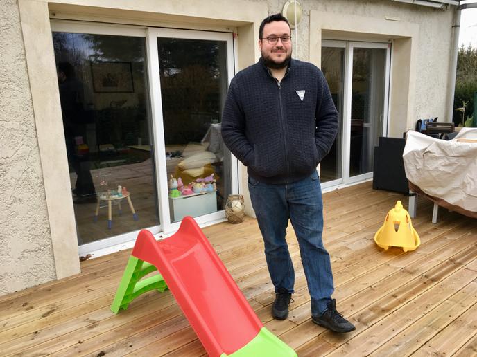 Grégoire Fraty a quitté la région parisienne pour la Normandie, pour avoir un jardin pour sa fille. Ici, sur sa terrasse, près de Caen, le 8 janvier.