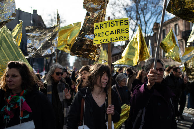 Des artistes manifestent contre la réforme des retraites à Toulouse, le 9 janvier.