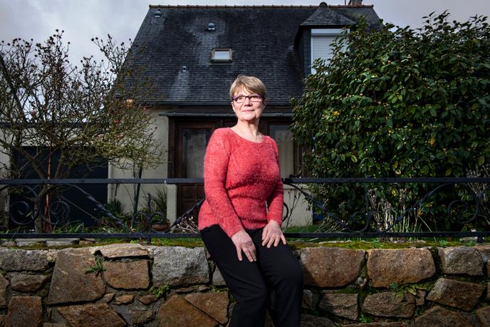 Danièle de Saleneuve devant sa future maison, à Lézardrieux (Côtes-d’Armor), le 7 janvier.