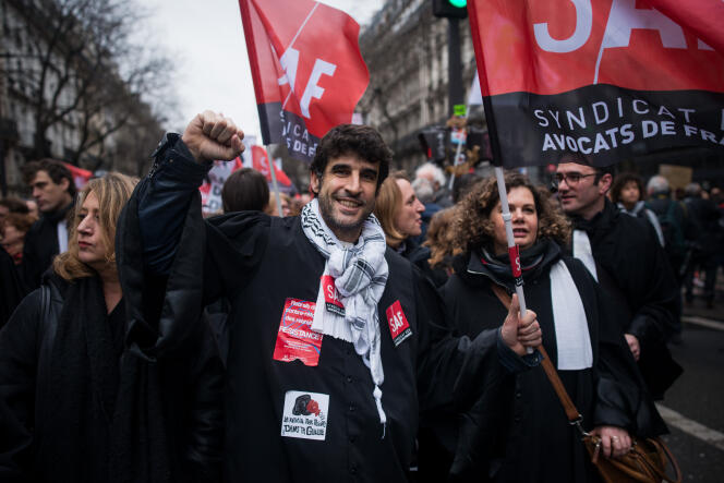 Des avocats participent au cortège parisien protestant contre la réforme des retraites, le 9 janvier.