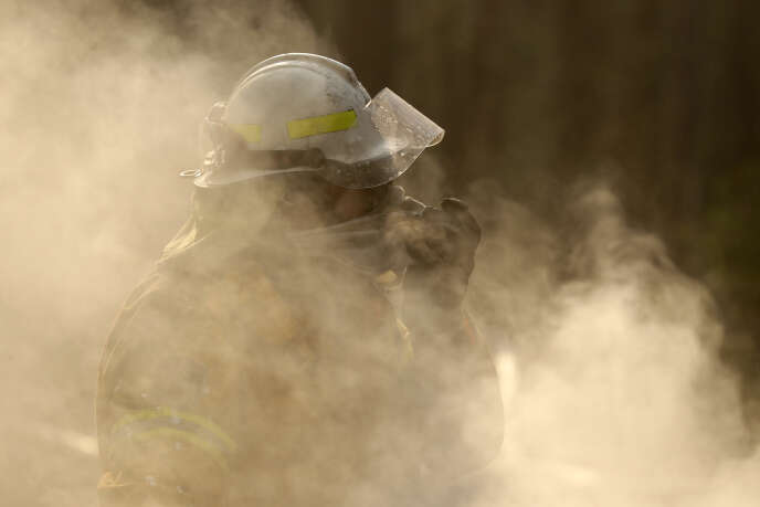 Un pompier lutte contre un incendie près de Bendalong, en Australie, le 3 janvier.