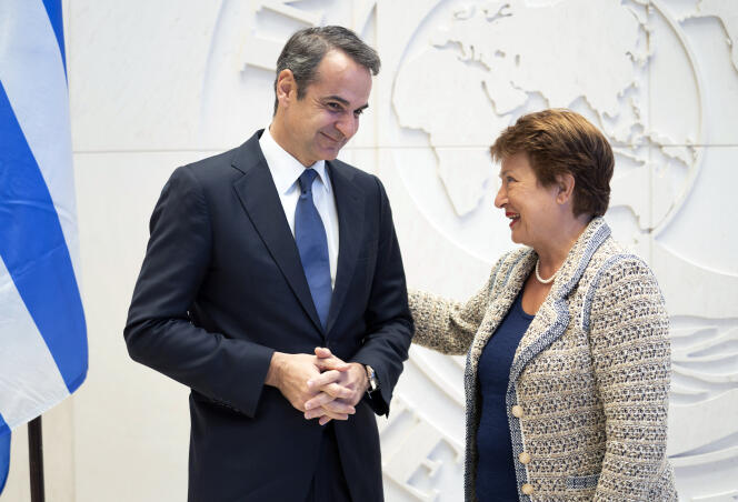 Le premier ministre grec, Kyriakos Mitsotakis, et la directrice générale du FMI, Kristalina Georgieva, au siège de l’institution, à Washington, le 7 janvier.