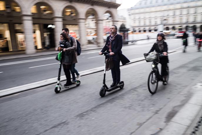 La trottinette, solution pour faire face à la grève contre la réforme des retraites, rue de Rivoli, à Paris, le 17 décembre 2019.