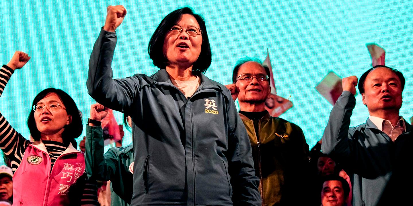 Taiwan's President and presidential candidate from the ruling Democratic Progressive Party (DPP), Tsai Ing-wen (front), gestures during a rally at the Xinzhuang Stadium in New Taipei City on January 5, 2020. / AFP / Sam Yeh 