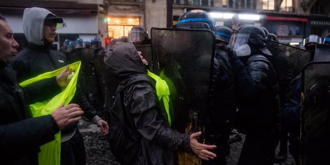 Violences policières : l'exécutif contraint de répondre à la montée des polémiques