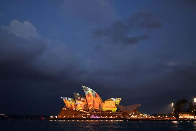 Hommage de l’opéra de Sydney aux pompiers australiens ayant lutté contre les incendies qui ont ravagé le pays, le 11 janvier.
