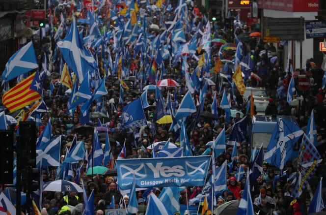 Des manifestants marchent pour l’indépendance écossaise dans le centre-ville de Glasgow, le 11 janvier 2020.