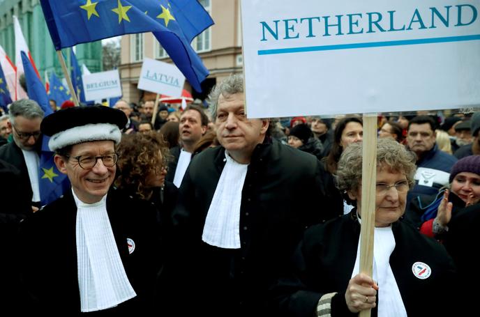 Des juges néerlandais manifestent contre la réforme du gouvernement polonais visant à sanctionner leurs confrères polonais, le 11 janvier 2020 à Varsovie.