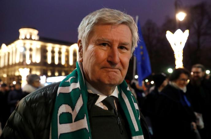 Le juge de la cour suprême irlandaise John MacMenamin en soutien à ses confrères polonais le 11 janvier 2020 à Varsovie.