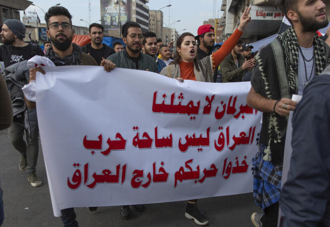 Sur la banderole : « Le parlement ne nous représente pas, l’Irak n’est pas un théâtre de guerre, sortez vos guerres de l’Irak », à Bagdad, le 10 janvier.