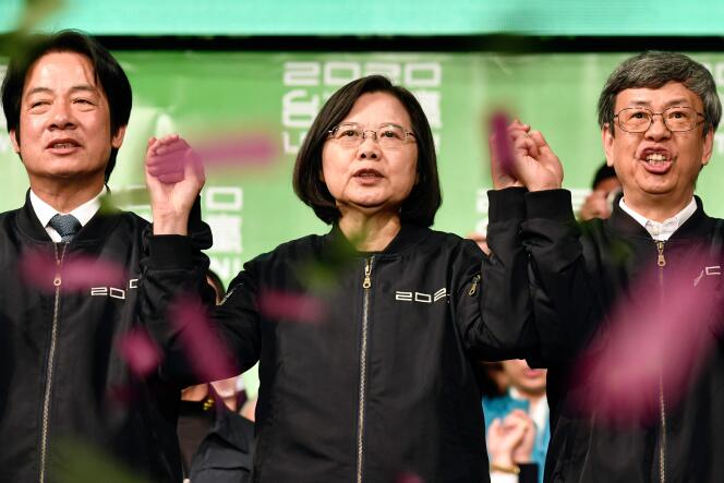 La présidente réélue de Taïwan Tsai Ing-wen célèbre sa victoire avec son vice-président élu William Lai (à gauche) et son actuel vice-président Chen Chien-jen à son QG de campagne à Taipei, le 11 janvier 2020.