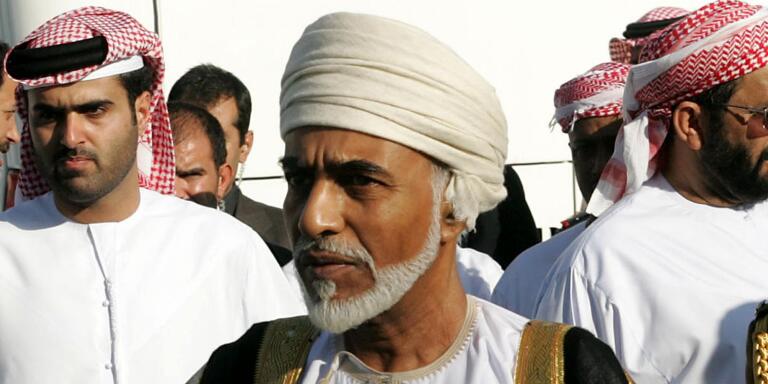 (FILES) In this file photo taken on November 3, 2004, Oman's late ultan Qaboos attends the funeral of Emirati president Sheikh Zayed bin Sultan al-Nahayan in Abu Dhabi. Sultan Qaboos, who ruled Oman for almost half a century, has died at the age of 79, the Omani news agency said January 11, 2020. Qaboos, the longest ruling Arab monarch, had been ill for some time and had been believed to be suffering from colon cancer. / AFP / Rabih MOGHRABI
