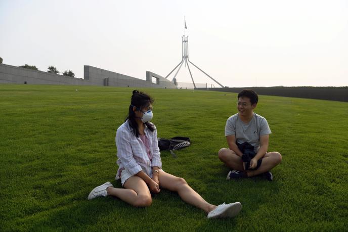 A visitor to Parliament House wears a face mask to protect herself against smoke in Canberra, Australia January 12, 2020. REUTERS/Tracey Nearmy