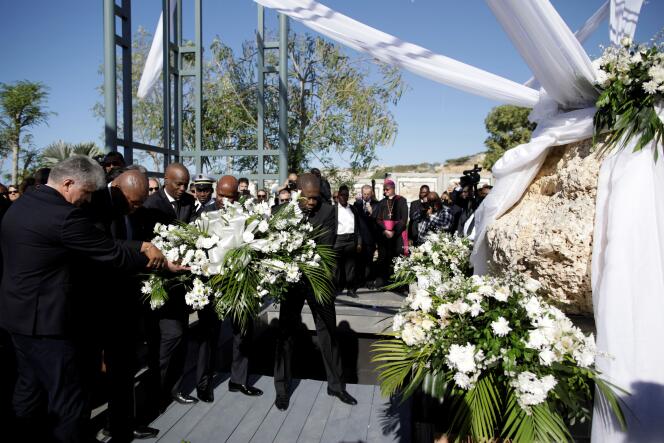 Le président d’Haïti Jovenel Moïse et des représentants étrangers portent un bouquet de fleurs, à Titanyen le 12 janvier 2020, pendant la cérémonie de commémoration du dixième anniversaire du tremblement de terre.