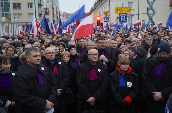 Des juges européens manifestent contre un projet de loi prévoyant de sanctionner leur opposition, à Varsovie (Pologne), le 11 janvier.
