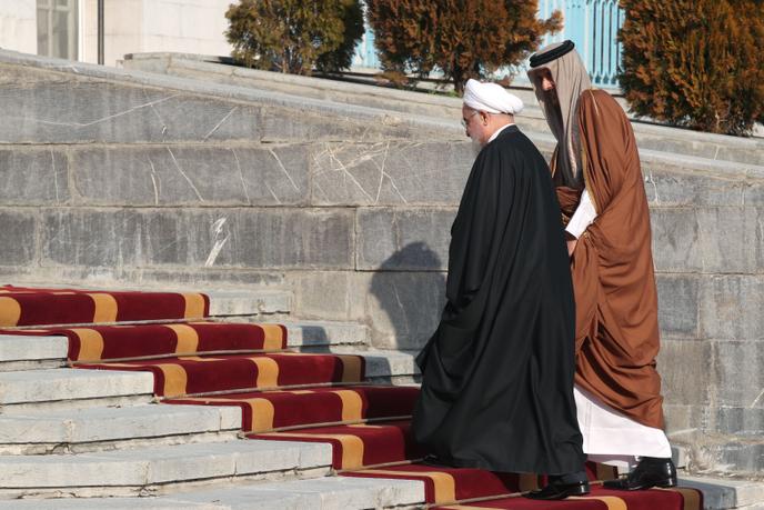 Le président iranien Hassan Rohani (à gauche) accueille l’émir du Qatar, Tamim Ben Hamad Al Thani, à Téhéran, le 12 janvier.