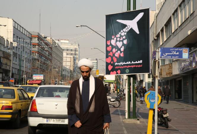Un Iranien passe devant une affiche en mémoire des passagers du vol PS752 de la compagnie Ukraine International Airlines (UIA), qui s’est écrasé le 8 janvier près de Téhéran.
