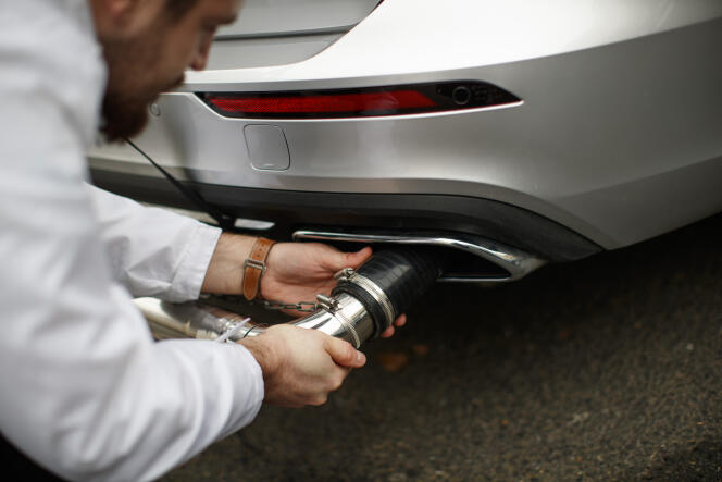 Evaluation des émissions d’un véhicule diesel par des experts, à Londres, en février 2019.