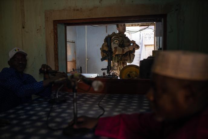 Visite de soldats français à une radio locale, dans le cadre d’un projet humanitaire, le 4 décembre 2019, à Gao.