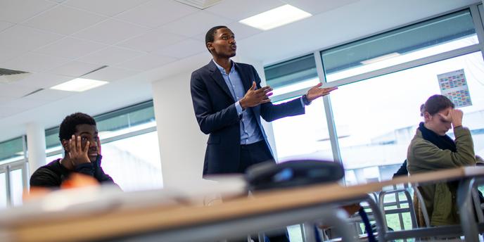 Nelson Kamen, de l’association Graine d'orateur 93, anime un atelier au lycée Galilée de Gennevilliers, en janvier 2020.