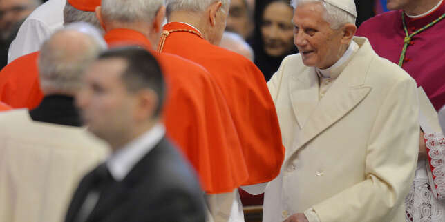 L'ancien pape Benoît XVI exhorte François à ne pas ordonner d'hommes mariés