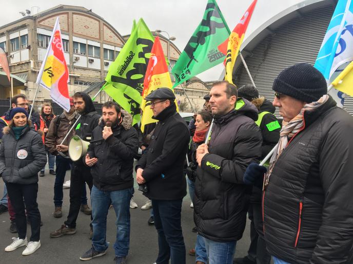 Assemblée de cheminots en grève, devant la gare de Lyon à Paris, le 13 janvier.