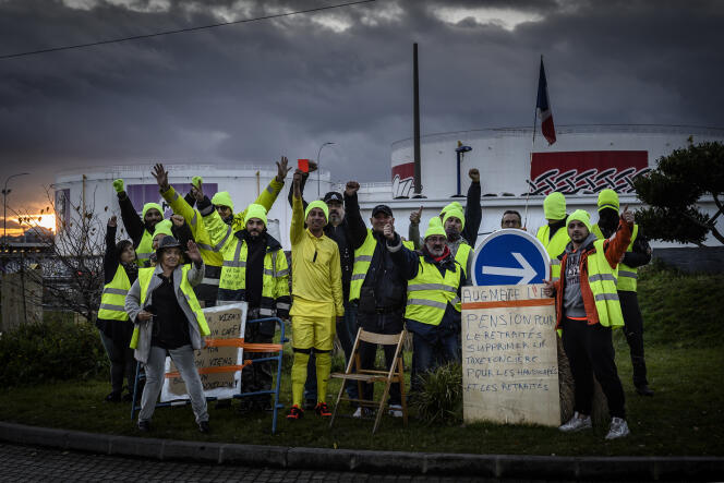 Des manifestants devant la raffinerie de Feyzin, près de Lyon, le 18 décembre 2018.